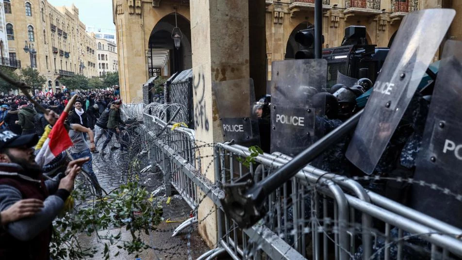 مواجهات بين متظاهرين وقوى الأمن اللبنانية لمنع انعقاد البرلمان