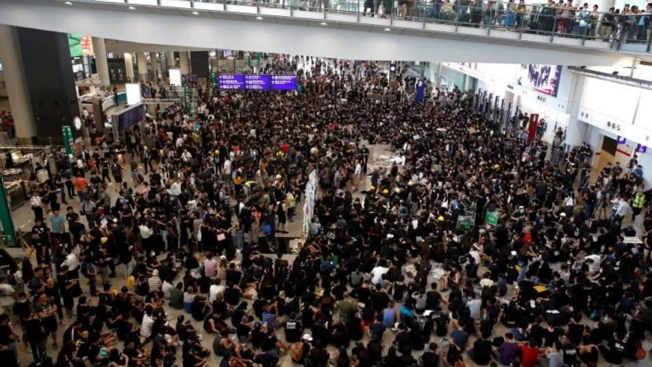 سلطات مطار هونج كونج تلغي كل الرحلات يوم الاثنين