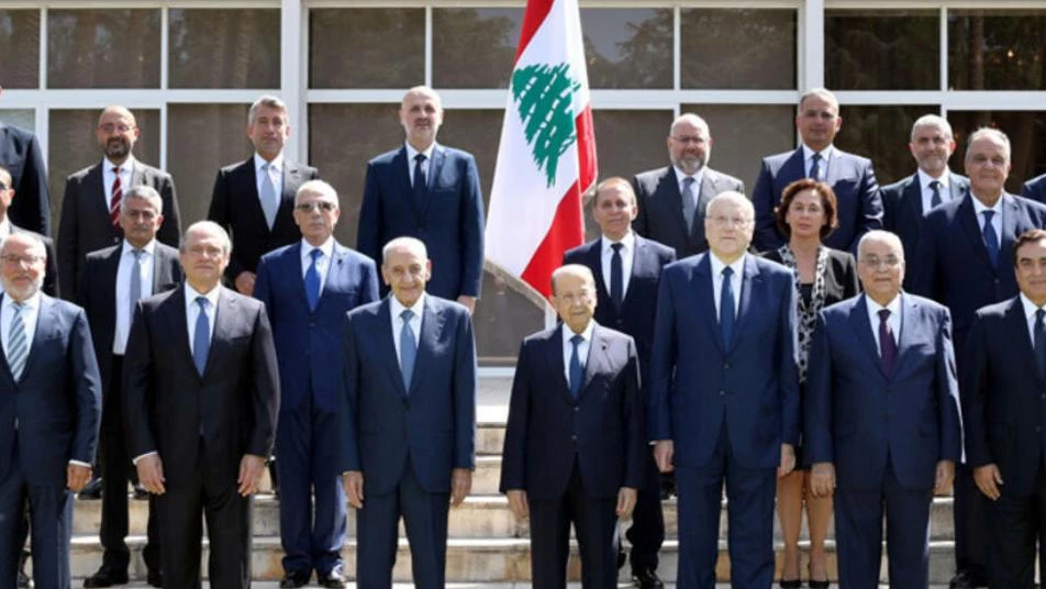"من سيّئ إلى أسوأ".. لبنان يترنح بين حكومة شكلية وعنتريات إيرانية