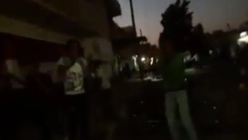 شبان في مدينة الصنمين بدرعا يهتفون "يلعن روحك يا حافظ" (فيديو)