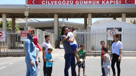 أخفته أمه 8 سنوات.. السلطات التركية تحضر طفلاً من عفرين ليلتقي بأبيه (فيديو)