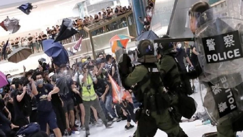 اعتقال 5 متظاهرين في مطار هونع كونغ احتجزوا ضابطاً وصحفياً