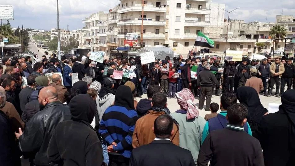 احتجاجات شعبية في إدلب ضد "تحرير الشام" للإفراج عن المعتقلين (صور)