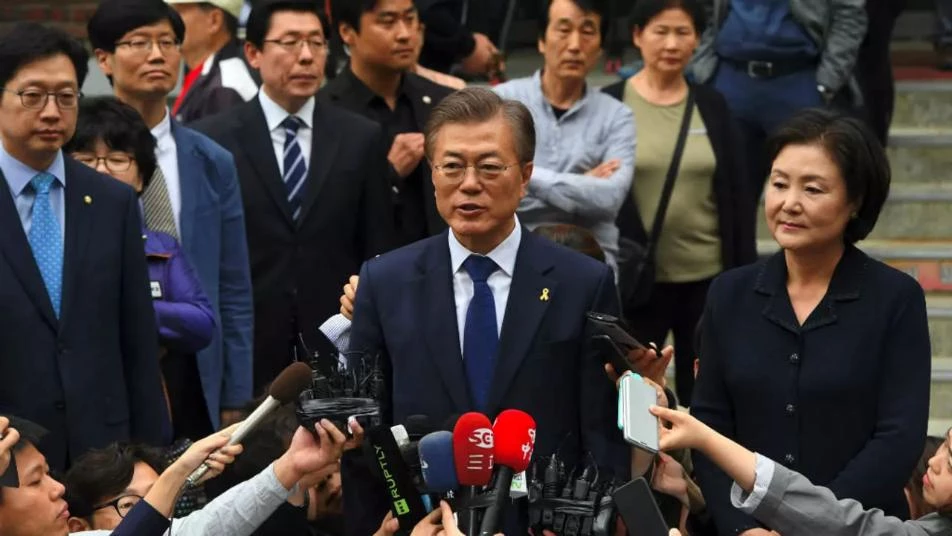 القضاء الكوري الجنوبي يرفض طلب اعتقال شخص رمى رئيس البلاد بحذائه