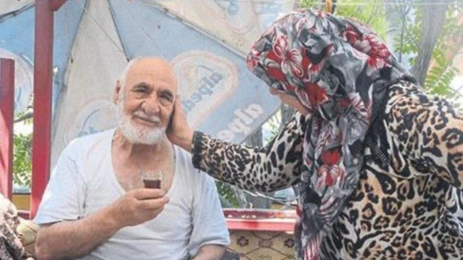 "نتواصل بـ لغة العيون".. قصة عشق مسن تركي لـ سيدة سورية تشعل وسائل الإعلام