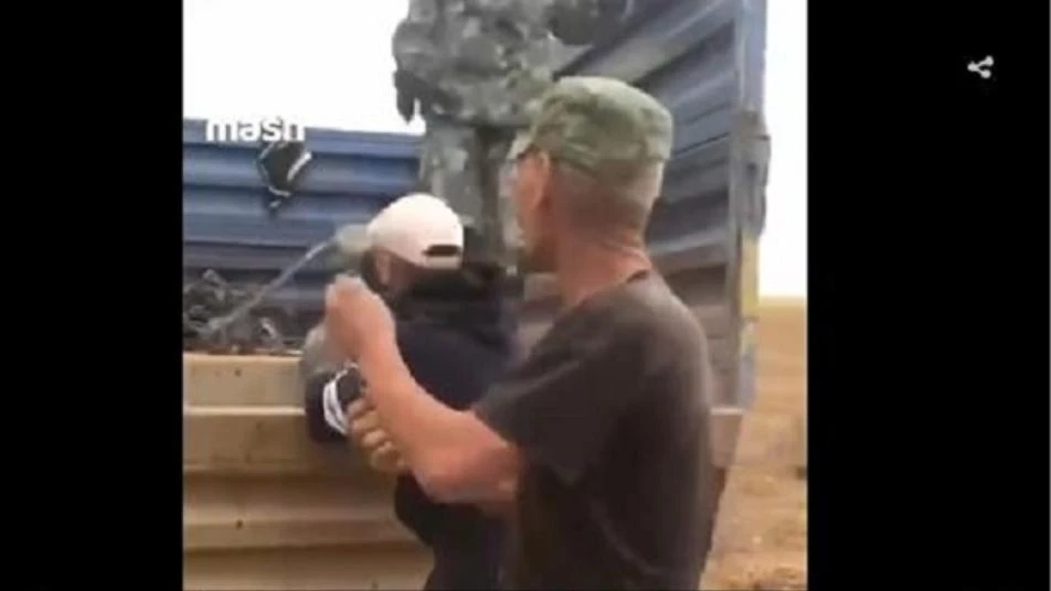 جندي روسي يستعرض أمام رفيقاته: حاول ابتلاع أفعى فقضت عليه (فيديو)