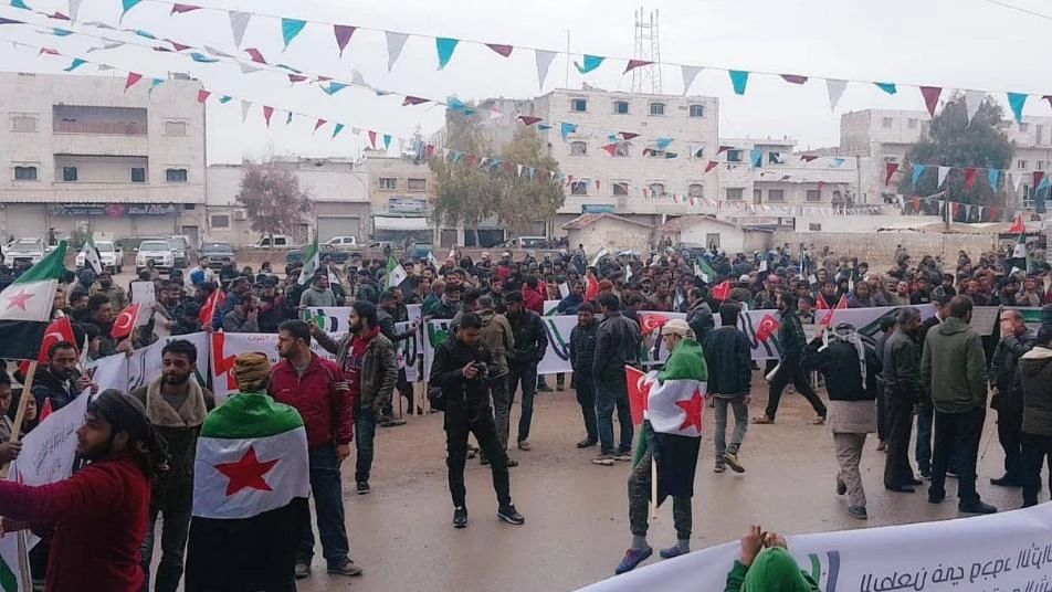 مئات السوريين يرفعون شعار العودة إلى بيوتهم شمالي سوريا (صور)