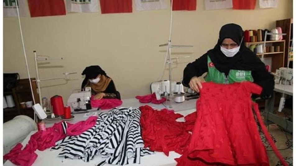 نساء سوريّات يتطوعن بحياكة ثياب العيد للأطفال اليتامى بولاية شانلي أورفا التركية