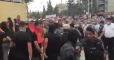وكأنه صاحب الأرض.. إيراني يهاجم متظاهرين ضد قسد بالحسكة (فيديو)