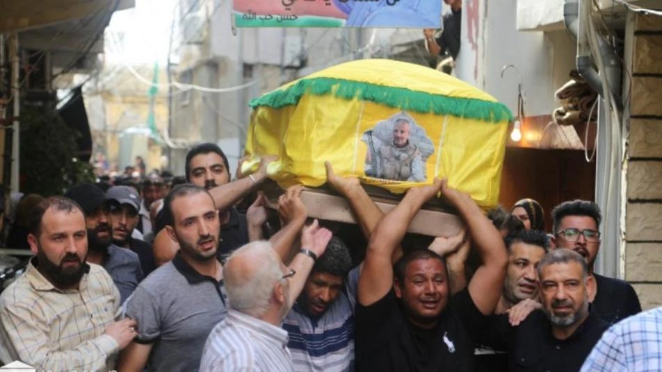 بعد انقطاع.. التوابيت الصفراء تعود إلى ضاحية "حزب الله" في لبنان