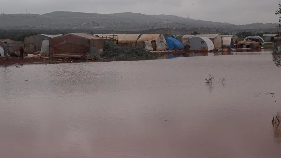 الأمطار الغزيرة تزيدمعاناة سكان المخيمات في بلدة باتبو (صور)
