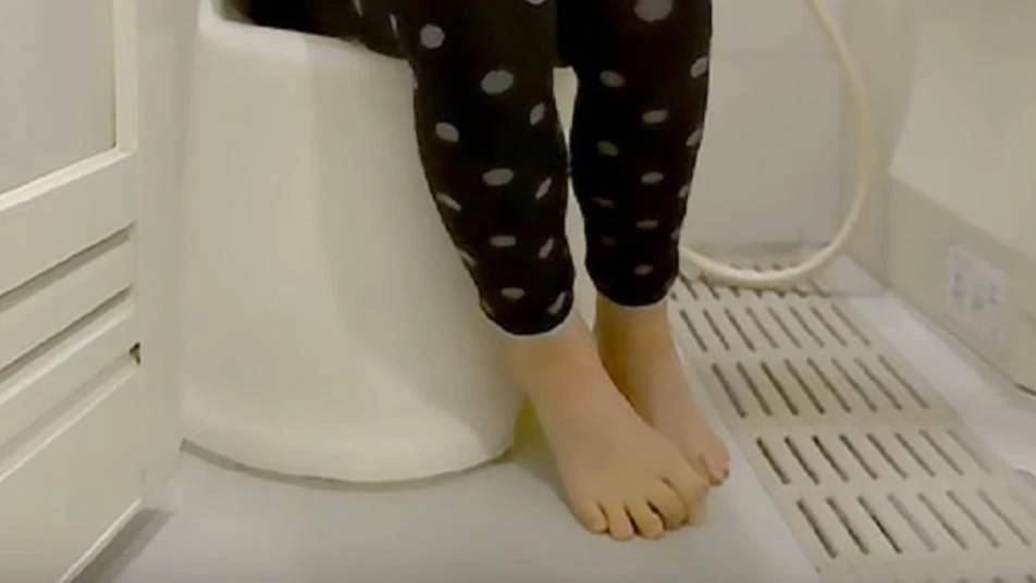 "خطأ ساذج" يوقع بوافد صوّر النساء داخل الحمامات بـ"طريقة شيطانية"
