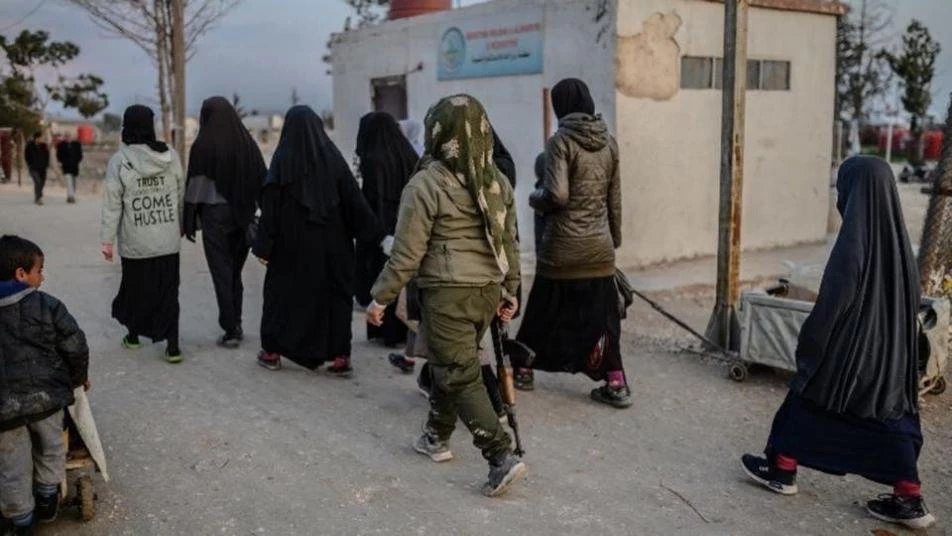 إصابات واعتقالات.. "الوحدات الكردية" تطلق النار على النساء في مخيم الهول بالحسكة
