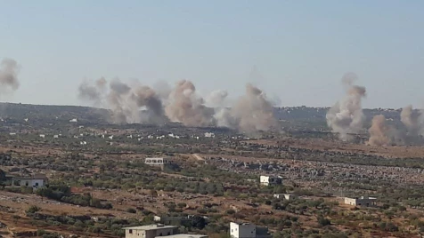 ميليشيات أسد وروسيا تصعّد قصفها على إدلب وتحاصر بلدات بدرعا