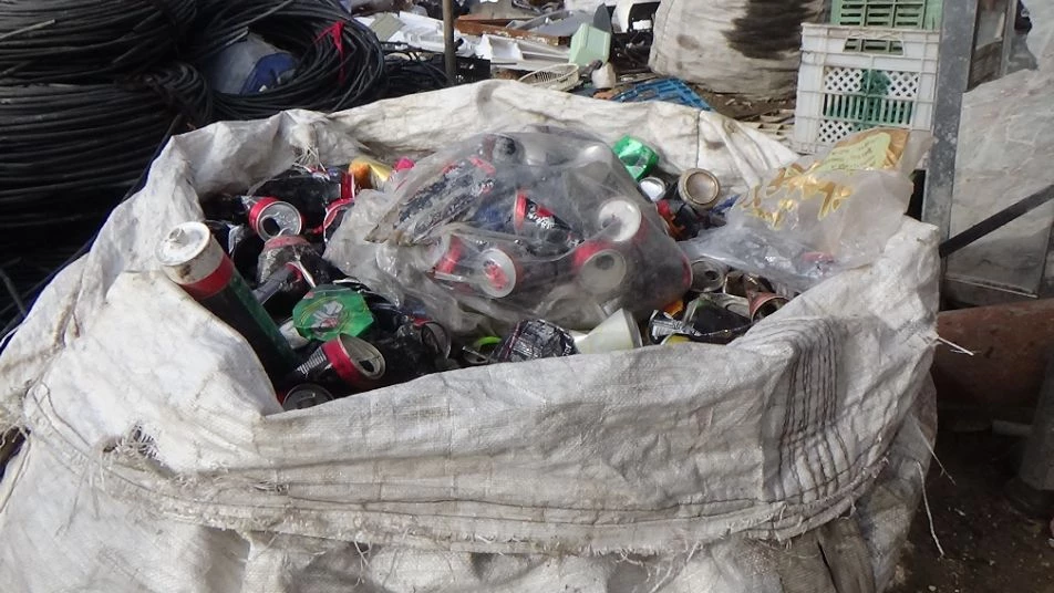 تدوير البلاستيك.. فرصة عمل تحمل مخاطر صحية وبيئية لسكان المخيمات