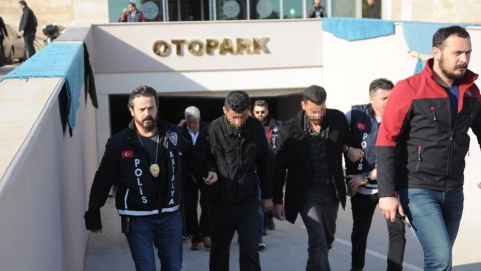 تركيا.. القبض على 5 أشخاص بعد استخدامهم غازا مسيّلا للدموع بعملية سرقة سوري