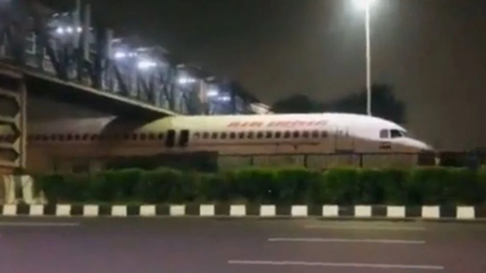 حادث غريب.. طائرة هندية تعلق أسفل جسر للمشاة (فيديو)