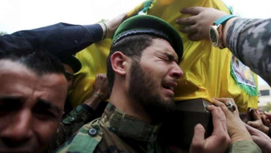الصناديق الصفراء تتهافت.. "شيخ حزب الله" يصل معقل ميليشيته قتيلا (صور)
