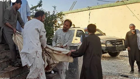 مئات القتلى والجرحى.. تفجير يستهدف حسينية شمال أفغانستان (صور)