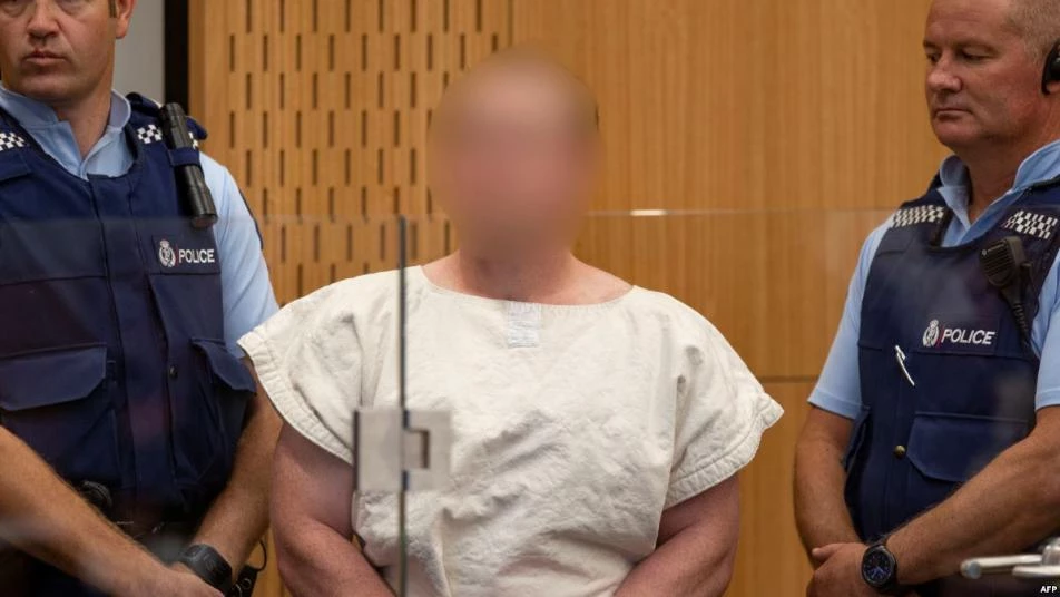 منفذ مجزرة المسجدين الإرهابية في نيوزلندا يواجه 50 اتهاماً في القتل 