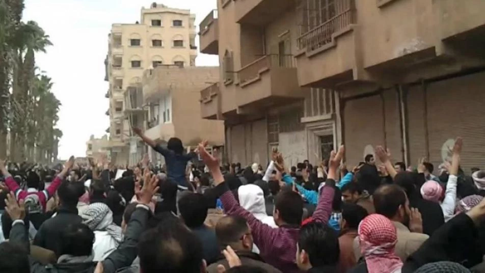 "قسد" تهاجم وتعتقل شبان في الرقة تظاهروا ضد قراراتها