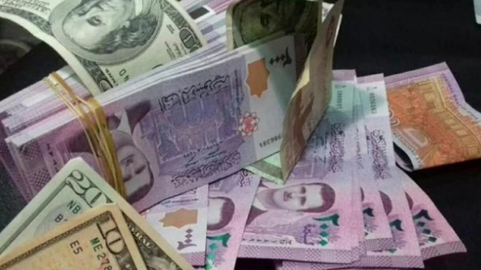 لليوم الثالث.. الليرة السورية تعاود الانهيار أمام الدولار