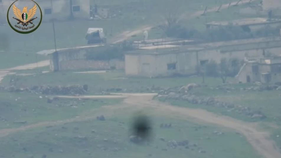 بصاروخ حراري.. استهداف سيارة ذخيرة وعناصر لميليشيا أسد غرب حماة (فيديو)