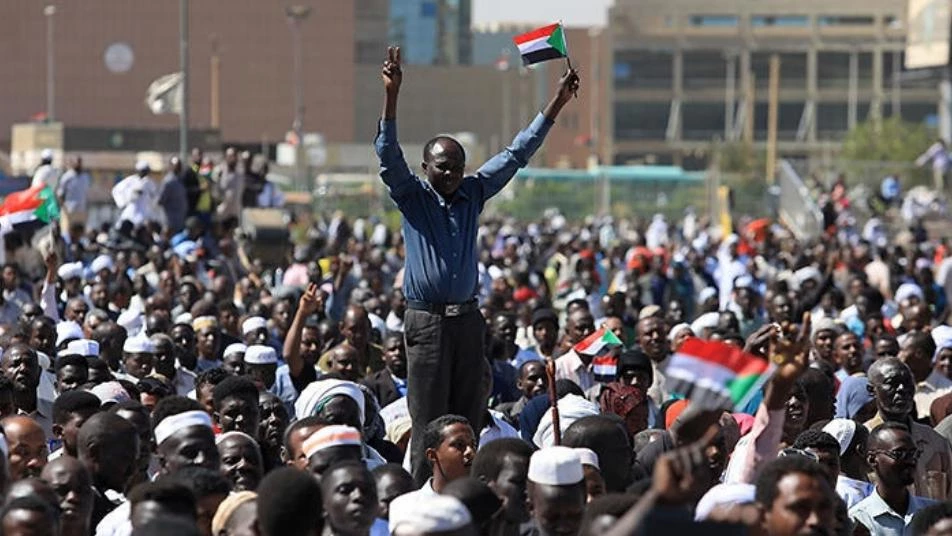 المتظاهرون في السودان يدعون الجيش لدعم الانتقال السلمي للسلطة