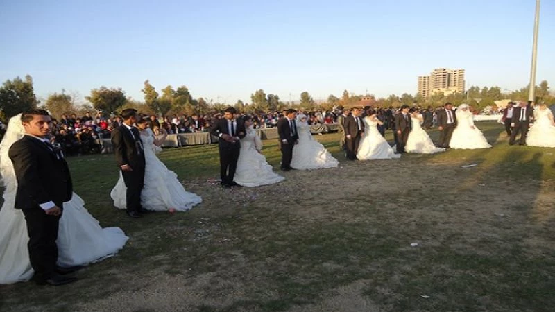 زفاف جماعي في يوم رفض فيه السوريون الموت