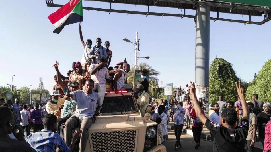 تجدد المظاهرات في السودان مع وقوف الشرطة على الحياد