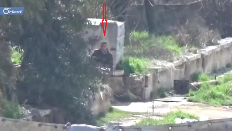 شاهد قنص عنصر لميليشيا أسد شرق حلب (فيديو)