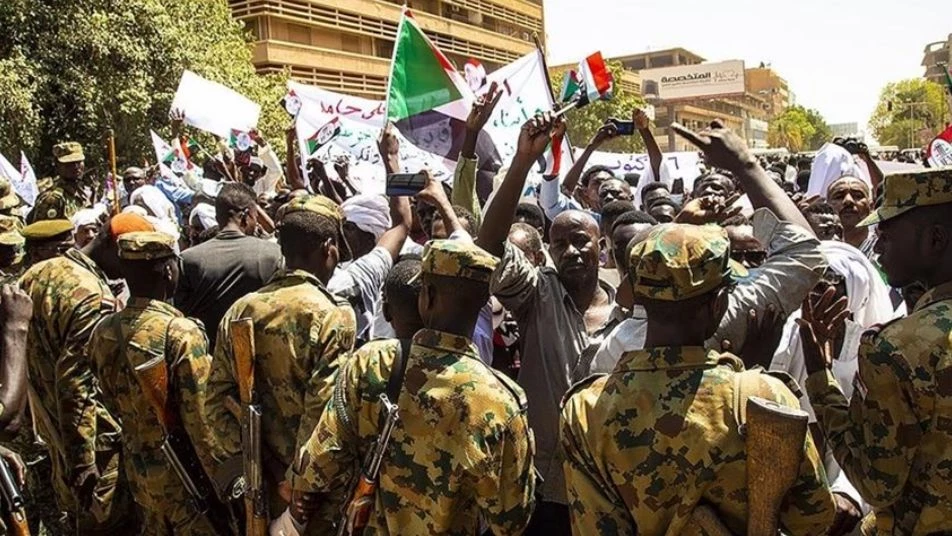 السودان.. العسكر يقبضون على الحكم بقرارات جديدة والمظاهرات تستمر