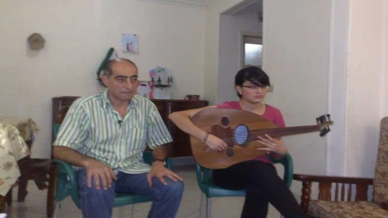 فنان سوري وابنته يستعيدان تجربة الأغنية السياسية الساخرة 