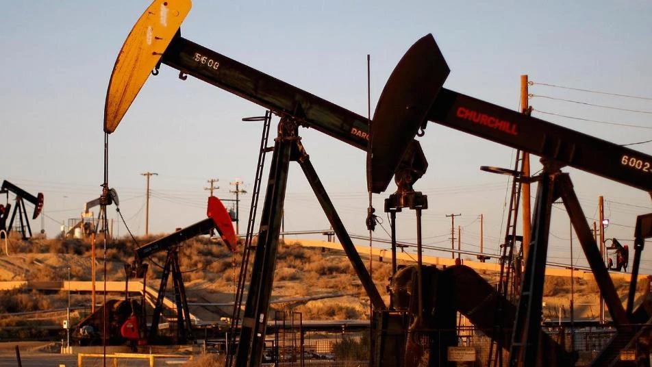 النفط يصعد بفضل تخفيضات في الإمدادات
