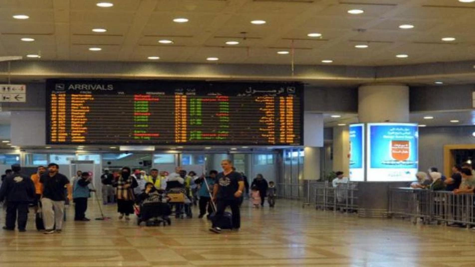 مطلوبان للقضاء.. السلطات الكويتية توقف موظفاً بالمطار ساعد سوريين على الهرب