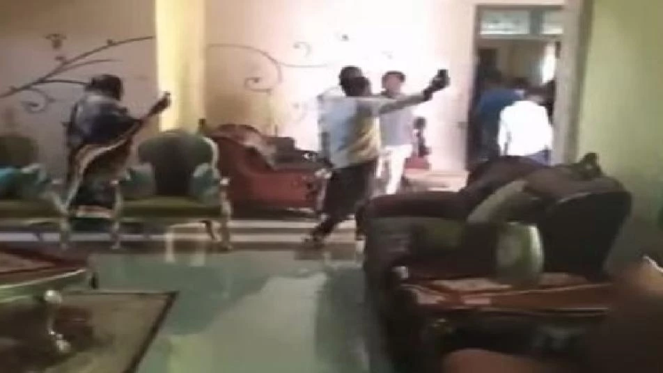 شاهد.. المتظاهرون السودانيون داخل قصر ومنزل المخلوع عمر البشير (فيديو)