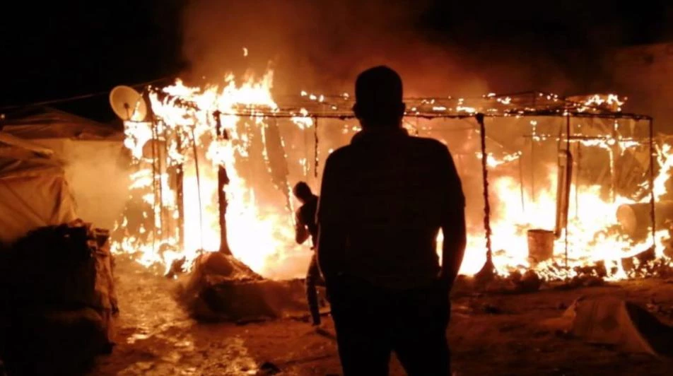 حريق يلتهم عشرات الخيام في مخيم للنازحين جنوب الحسكة (فيديو)