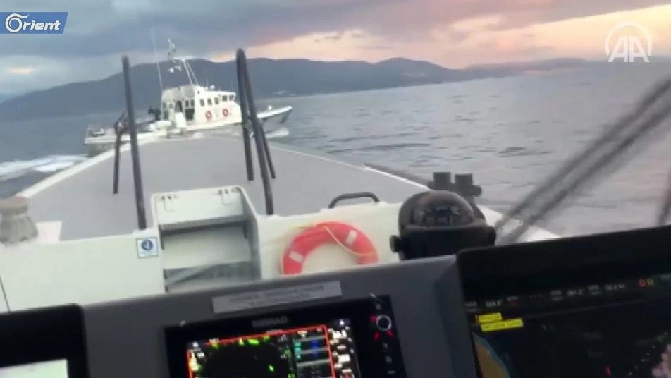 شاهد.. الخفر التركي يطارد قارباً يونانياً اعترض لاجئين وسط البحر (فيديو)