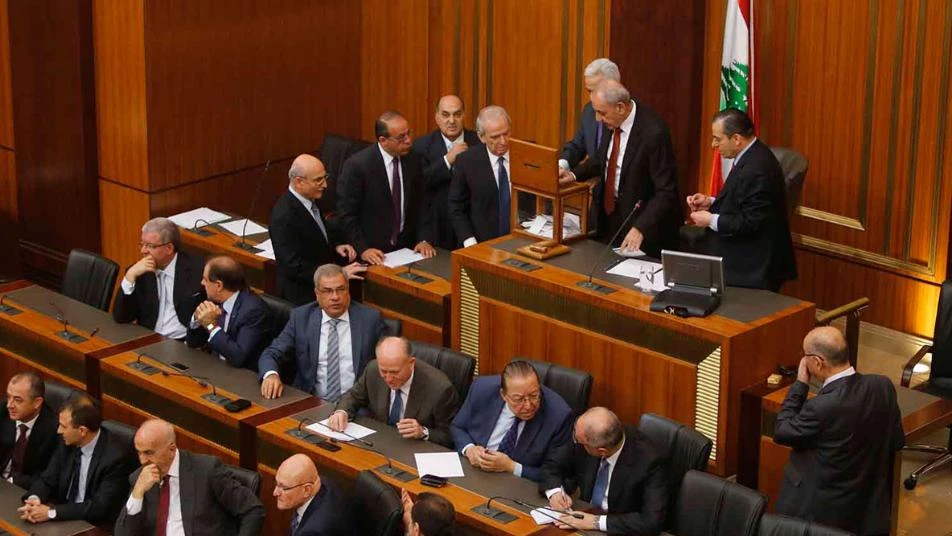 نواب البرلمان اللبناني يثيرون عاصفة من الغضب الشعبي بسبب كورونا.. وأليسا تشارك الحملة