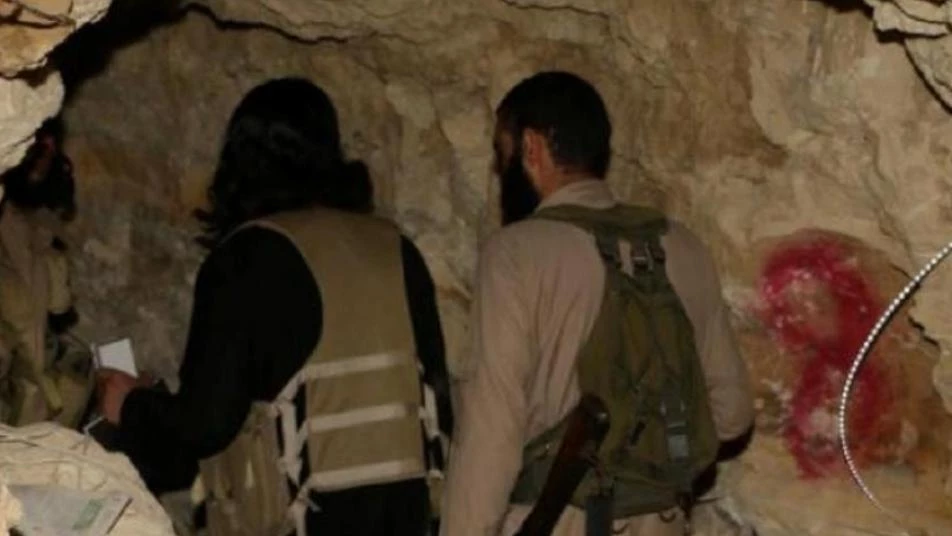 ماذا يُخفي "نخبة داعش" المتحصّنون داخل مغارة في تلة الباغوز؟