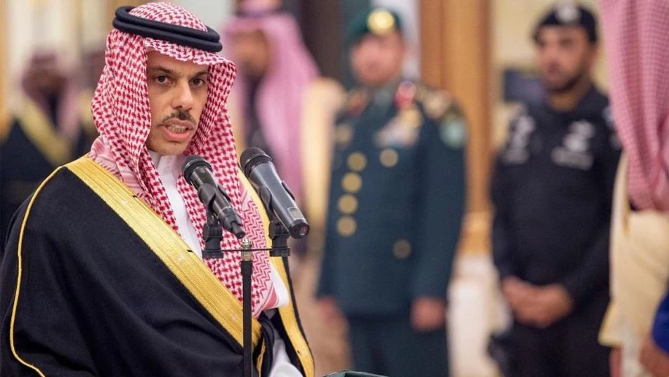 كيف رد وزير خارجية السعودية على مذيعة فاجأته بسؤال عن بشار الأسد؟