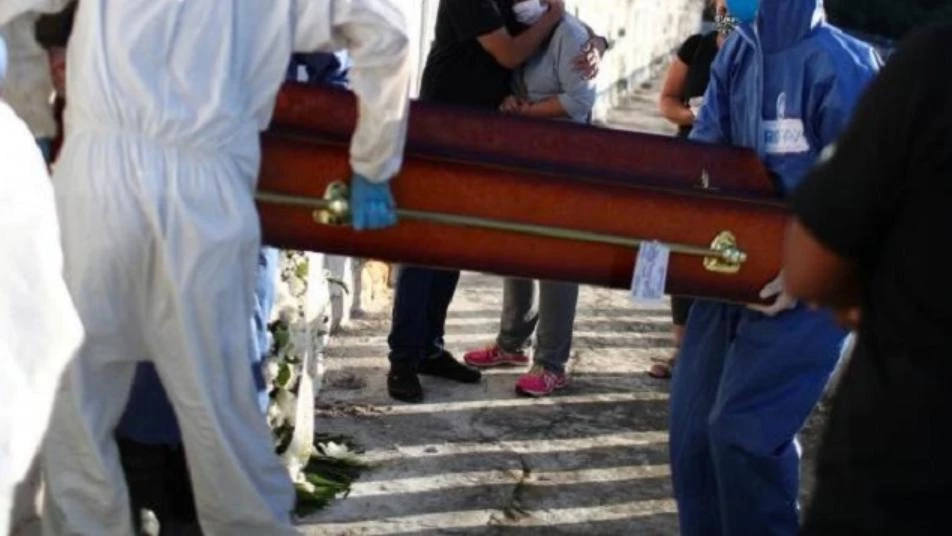 لم يحتمل فراقه فدفن معه.. والد طبيب سوري يفارق الحياة بعد مشاهدته جثمان ابنه (صورة)
