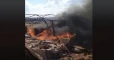 طيران ميليشيا أسد يحرق مخيماً للنازحين السوريين جنوبي إدلب (فيديو)