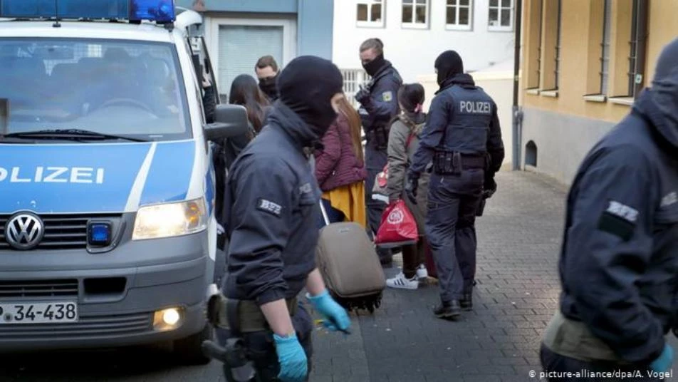الشرطة الألمانية تدفع لاجئة سورية إلى طعن نفسها!