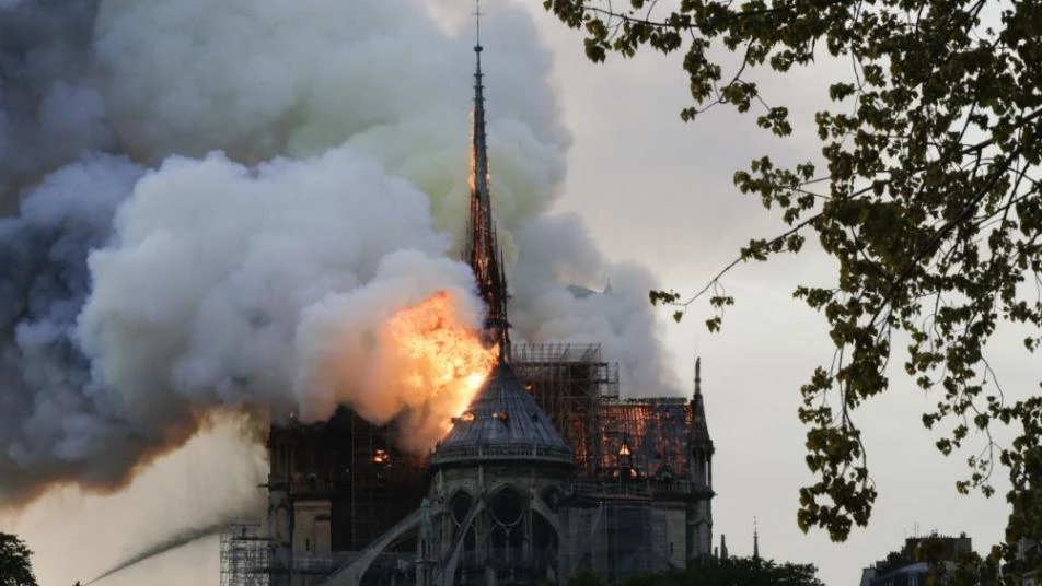 فرق الإطفاء تعلن سيطرتها على حريق كاتدرائية نوتردام في باريس