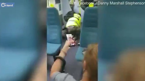 شاهد.. "كمامة" تتسبب بعراك عنيف في أحد قطارات لندن