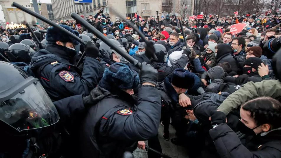 صعق بالكهرباء واغتصاب.. طرق وحشية تتبعها السلطات الروسية لعقاب المحتجين على اعتقال نافالني