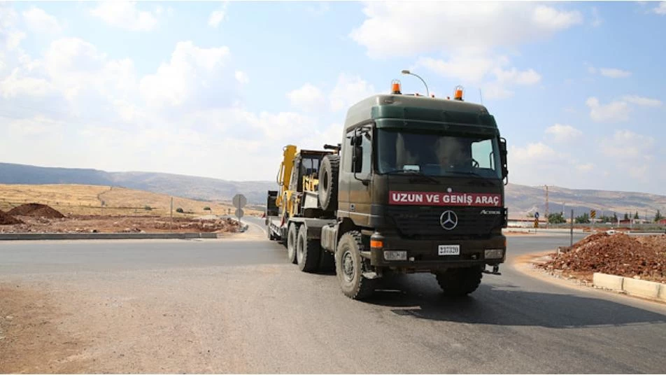 الجيش التركي يرسل تعزيزات لوجستية إلى الحدود السورية