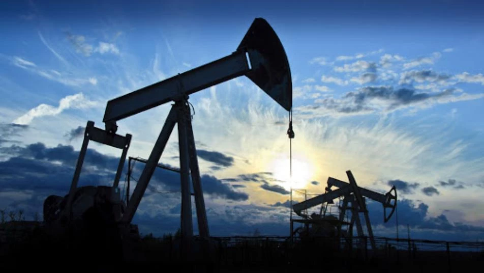 بلومبيرغ: السعودية تنسق مع الولايات المتحدة للضغط على النفط الروسي