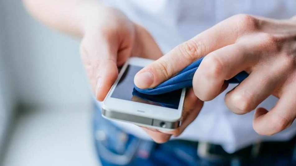 شركة "آبل" تقدم نصائح لتنظيف الهواتف الذكية في زمن تفشي كورونا